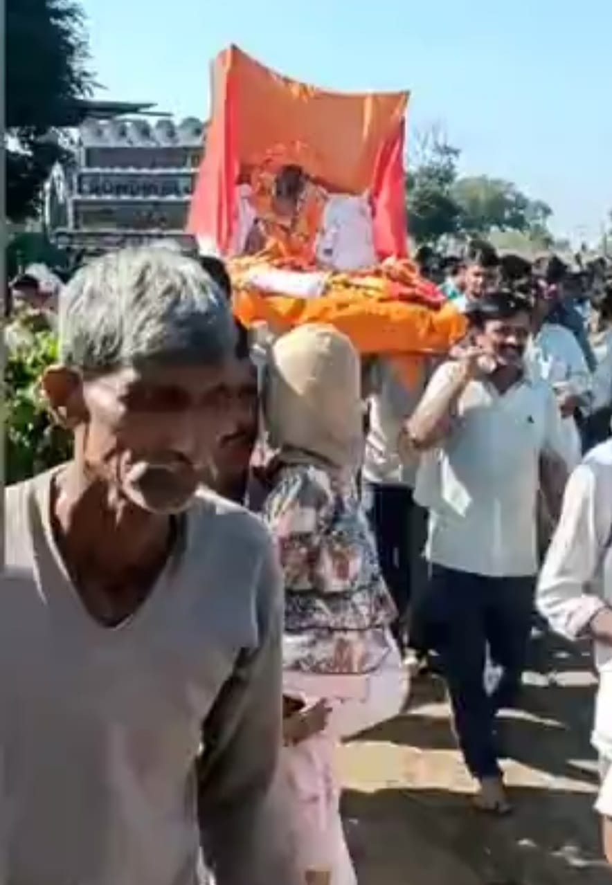 निकाली बंदर की अंतिम यात्रा,भावुक हुए ग्रामीण निकाली बंदर की अंतिम यात्रा,भावुक हुए ग्रामीण