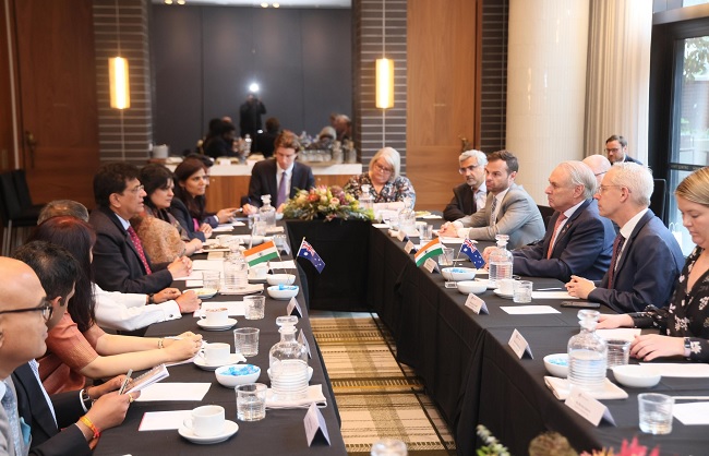 आस्ट्रेलिया के व्यापार मंत्री डॉन फैरेल और कौशल मंत्री एंड्रयू जे. जाइल्स से मुलाकात करते पीयूष गोयल आस्ट्रेलिया के व्यापार मंत्री डॉन फैरेल और कौशल मंत्री एंड्रयू जे. जाइल्स से मुलाकात करते पीयूष गोयल