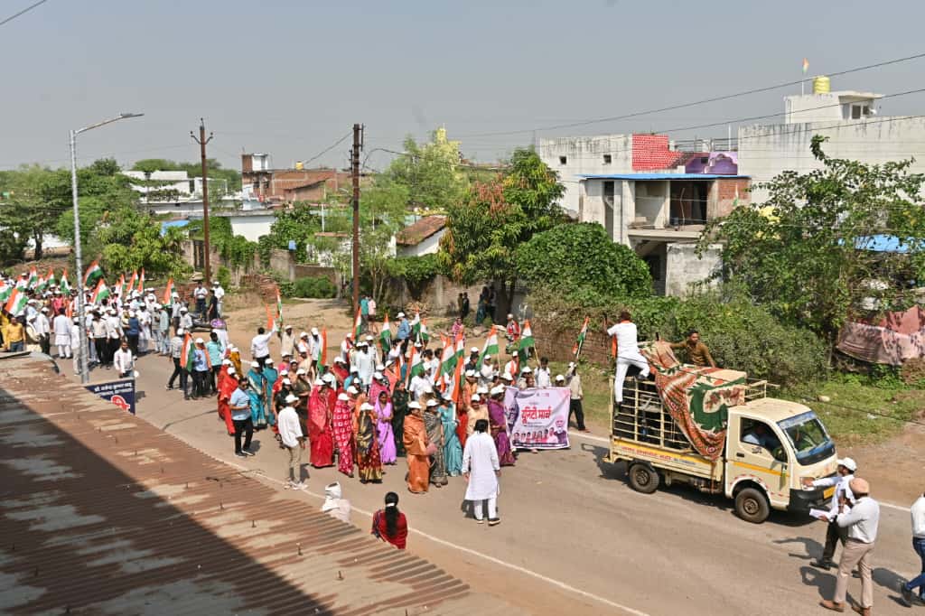 यूनिटी मार्च में शामिल जनप्रतिनिधिगण व जनता।