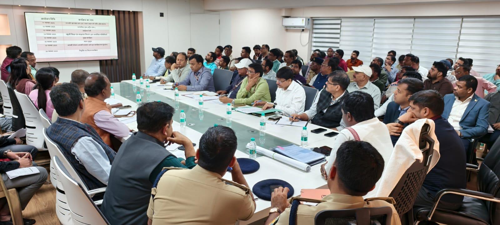 बैठक करते उपायुक्त