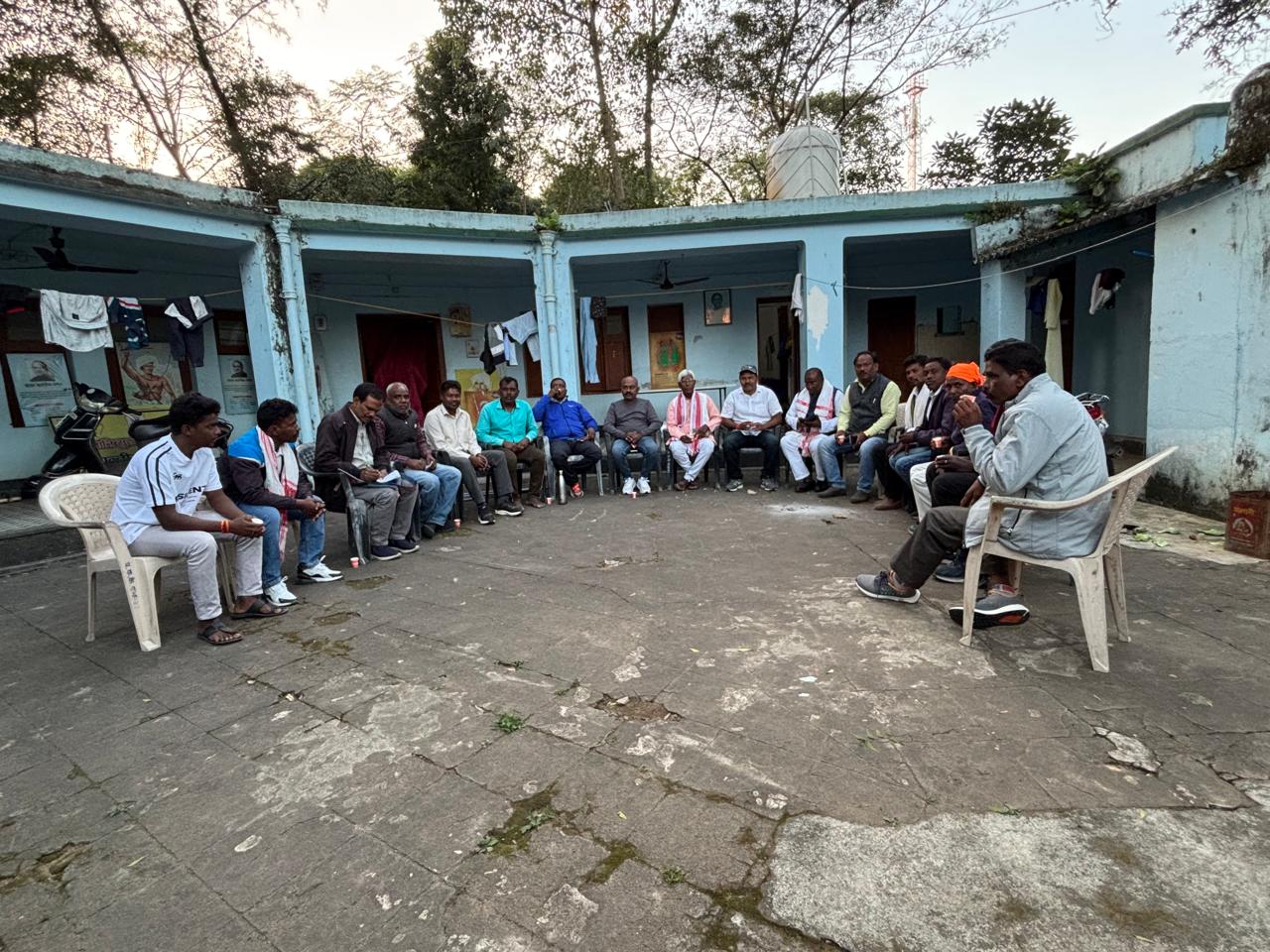 बैठक में समिति के साेमा उरांव समेत अन्‍य