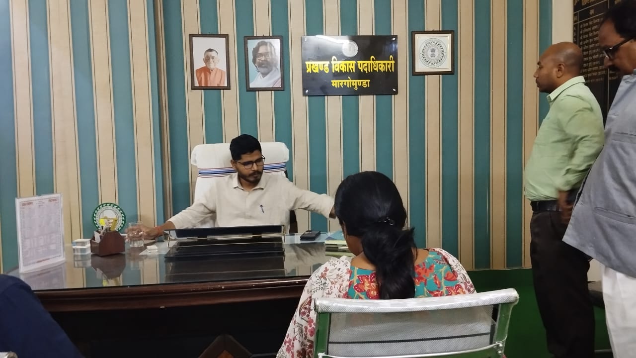 निरिक्षण करते डीडीसी पीयूष समेत अन्‍य