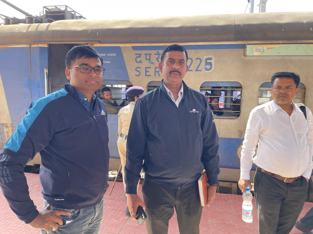 फोटो. रेल यात्रियों को जानकारी देते रेलवे के अधिकारी