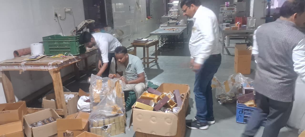 खाद्य सुरक्षा अधिकारियों को मिला कुकीज फैक्ट्री में कई क्विंटल एक्सपायरी कच्चा माल खाद्य सुरक्षा अधिकारियों को मिला कुकीज फैक्ट्री में कई क्विंटल एक्सपायरी कच्चा माल