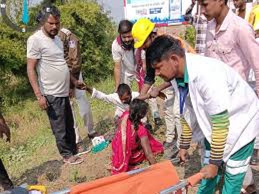 बाइक सवारों को रौंदते हुए पलटी बेकाबू बोलेरो