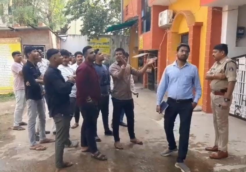 चंगाई सभा के विरोध में प्रदर्शन करते हुए हिंदू जागरण मंच के पदाधिकारी व कार्यकर्ताओं की भीड़।