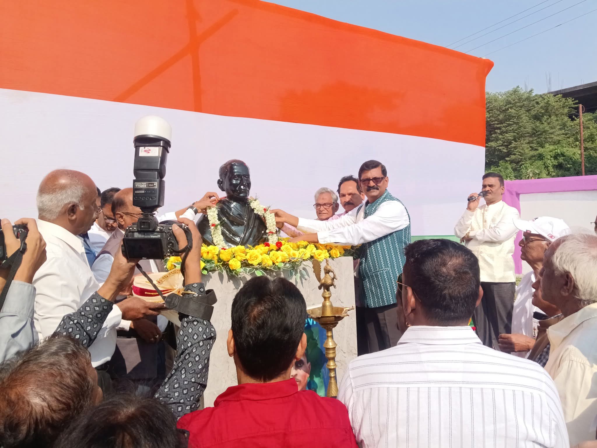 खड़गपुर में पुट्टी श्रीरामुलु की प्रतिमा का अनावरण खड़गपुर में पुट्टी श्रीरामुलु की प्रतिमा का अनावरण