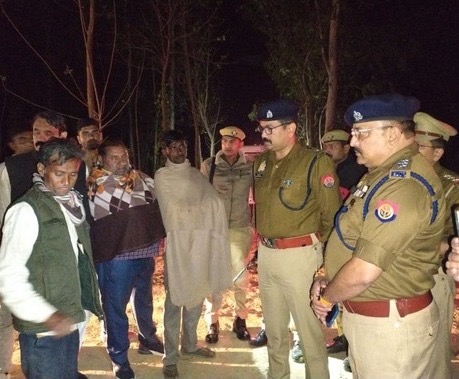 शेरगढ़ थाना क्षेत्र के गांव बैरमनगर में किसान की हत्या के बाद मौके पर जांच करती पुलिस और फील्ड यूनिट टीम।