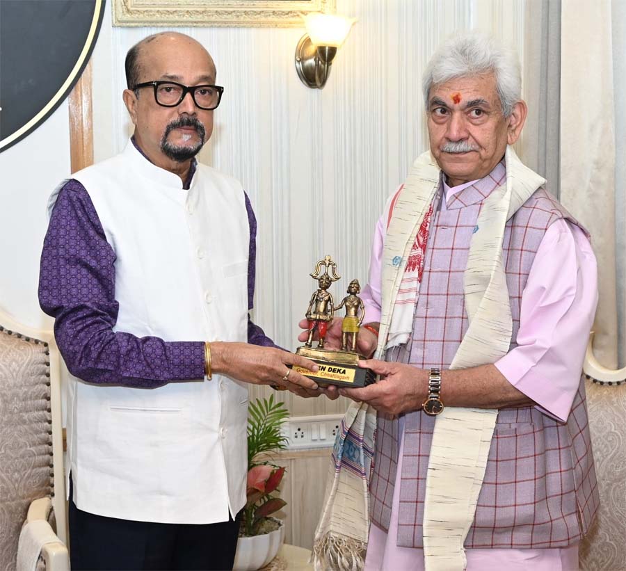 राज्यपाल  डेका उपराज्यपाल  सिन्हा का बस्तर आर्ट का प्रतीक चिन्ह भेंट करते