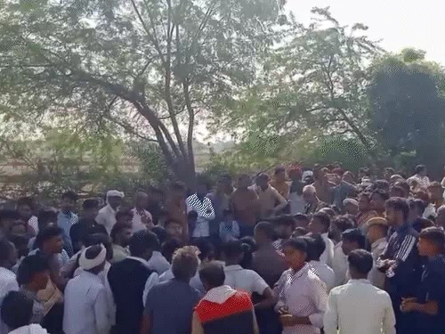 मौके पर प्रदर्शन कर रहे लोगों से समझाइश