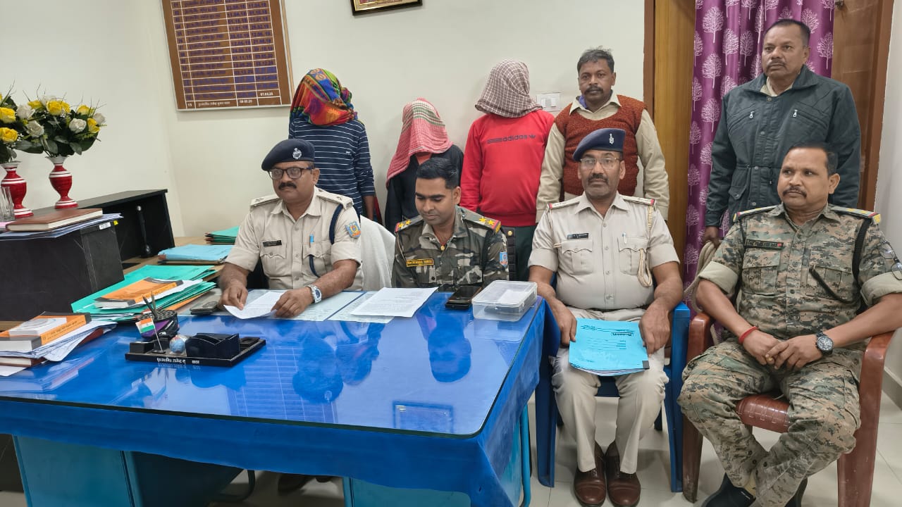 प्रेसवार्ता कर जानकारी देते सरैयाहाट पुलिस व गिरफ्तार आरोपी प्रेसवार्ता कर जानकारी देते सरैयाहाट पुलिस व गिरफ्तार आरोपी