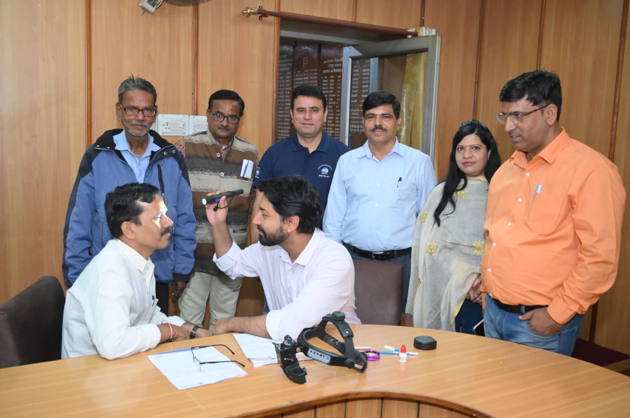 पिंकसिटी प्रेस क्लब नेत्र जांच शिविर में 250 लोगों ने कराई जांच