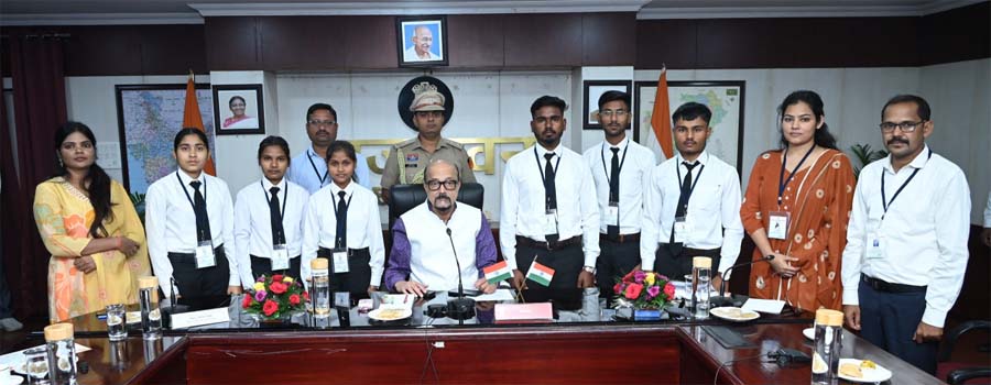 राज्यपाल रमेन डेका विद्यार्थियों एवं लखपति दीदियों को सम्मानित करते हुए