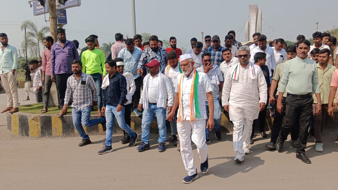 कोरबा की जर्जर सड़कों को लेकर कांग्रेस का धरना प्रदर्शन, जनप्रतिनिधियों पर लापरवाही के आरोप