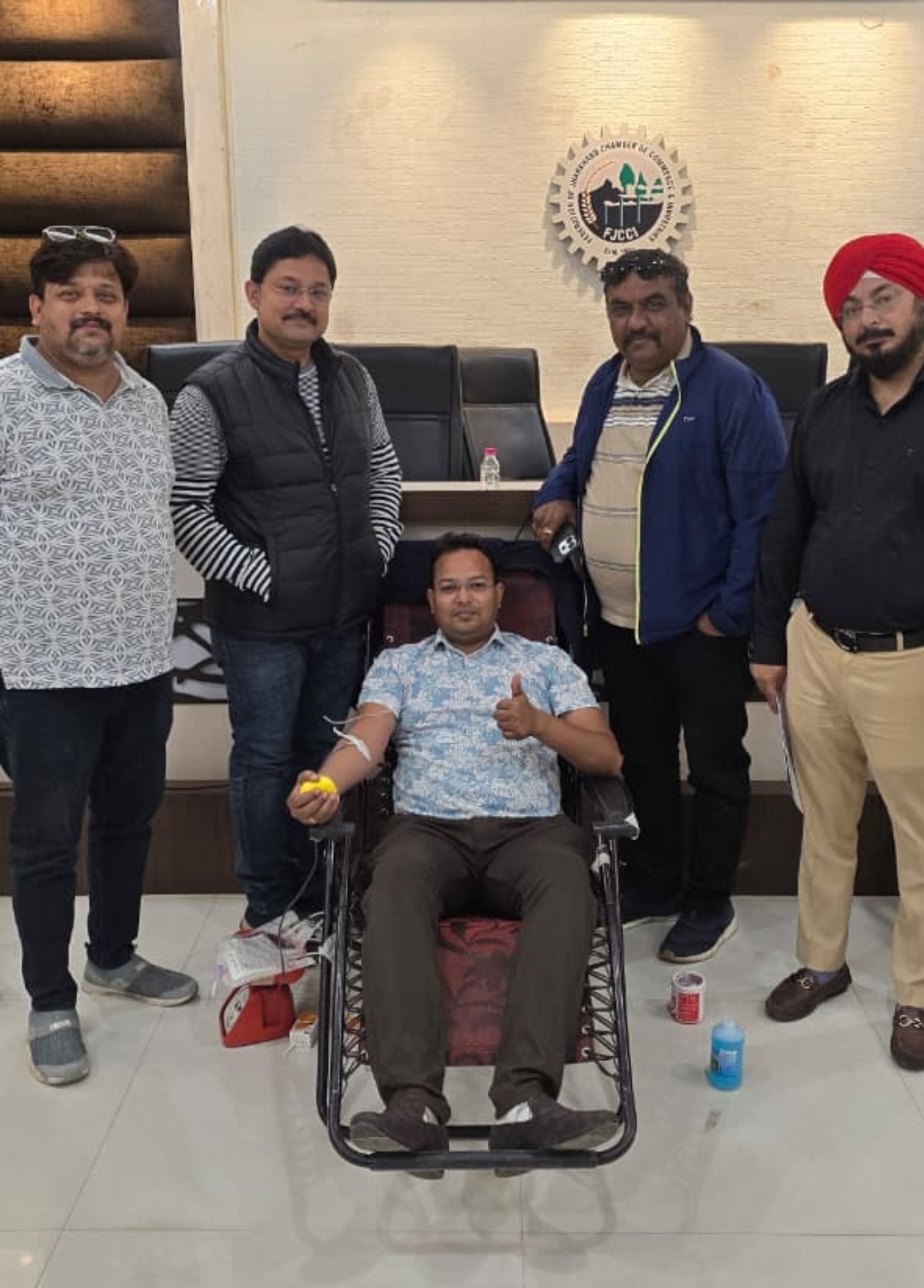 रक्तदान करते व्यवसायी रक्तदान करते व्यवसायी