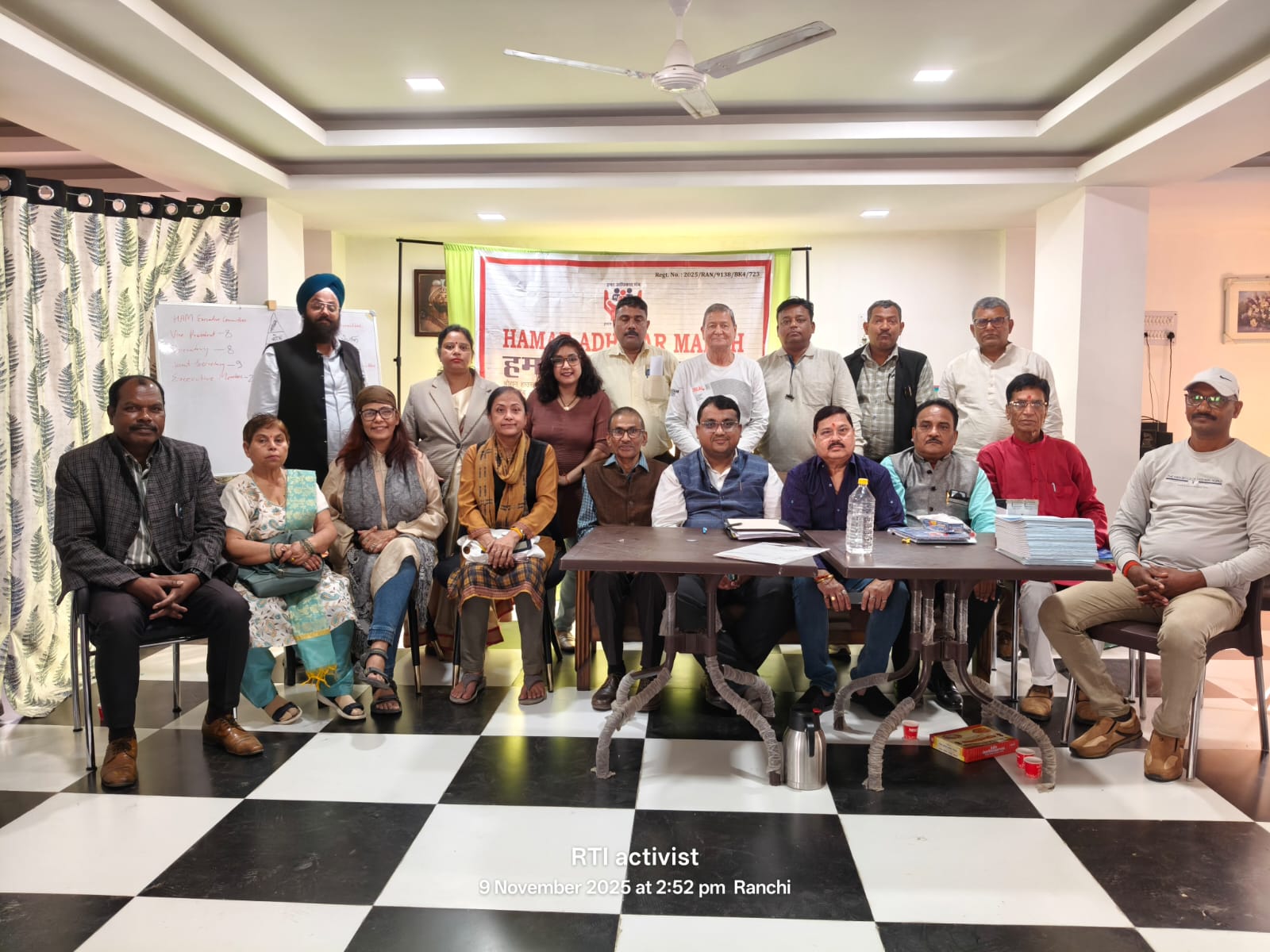 बैठक में दीपेश निराला समेत अन्य बैठक में दीपेश निराला समेत अन्य