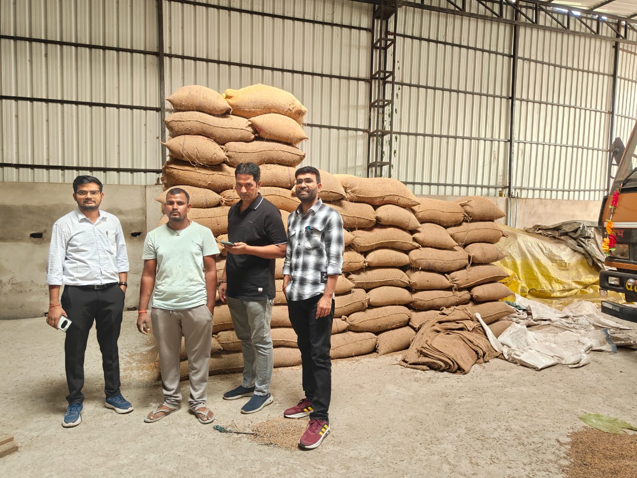 जांजगीर-चांपा में धान के अवैध भंडारण करने वाले के विरुद्ध की गई कार्रवाई जांजगीर-चांपा में धान के अवैध भंडारण करने वाले के विरुद्ध की गई कार्रवाई