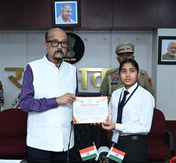 राज्यपाल रमेन डेका विद्यार्थियों एवं लखपति दीदियों को सम्मानित करते हुए