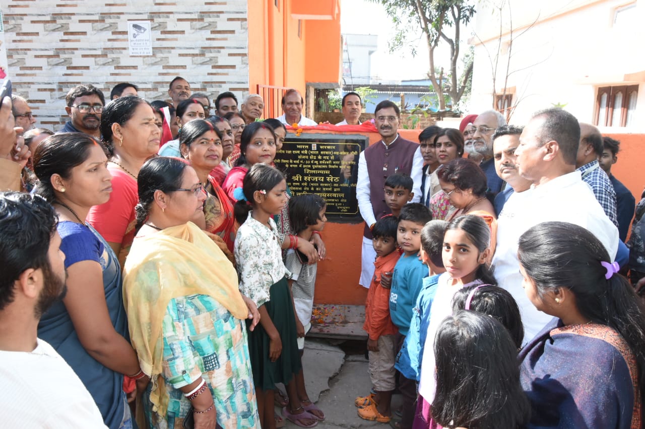 उद्घाटन करते रक्षा राज्य मंत्री उद्घाटन करते रक्षा राज्य मंत्री