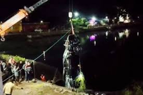 तेज रफ्तार कार तालाब में गिरी