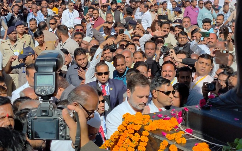 महात्मा गांधी की प्रतिमा पर माल्यार्पण महात्मा गांधी की प्रतिमा पर माल्यार्पण