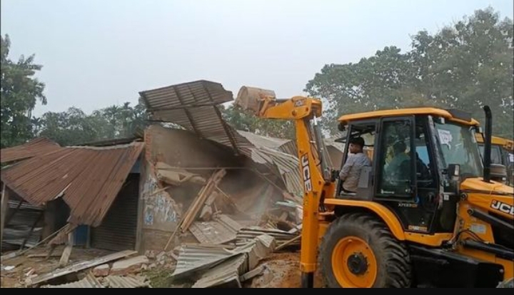 दहिकाटा आरक्षित वन से हटाए जा रहे अतिक्रमण की तस्वीर