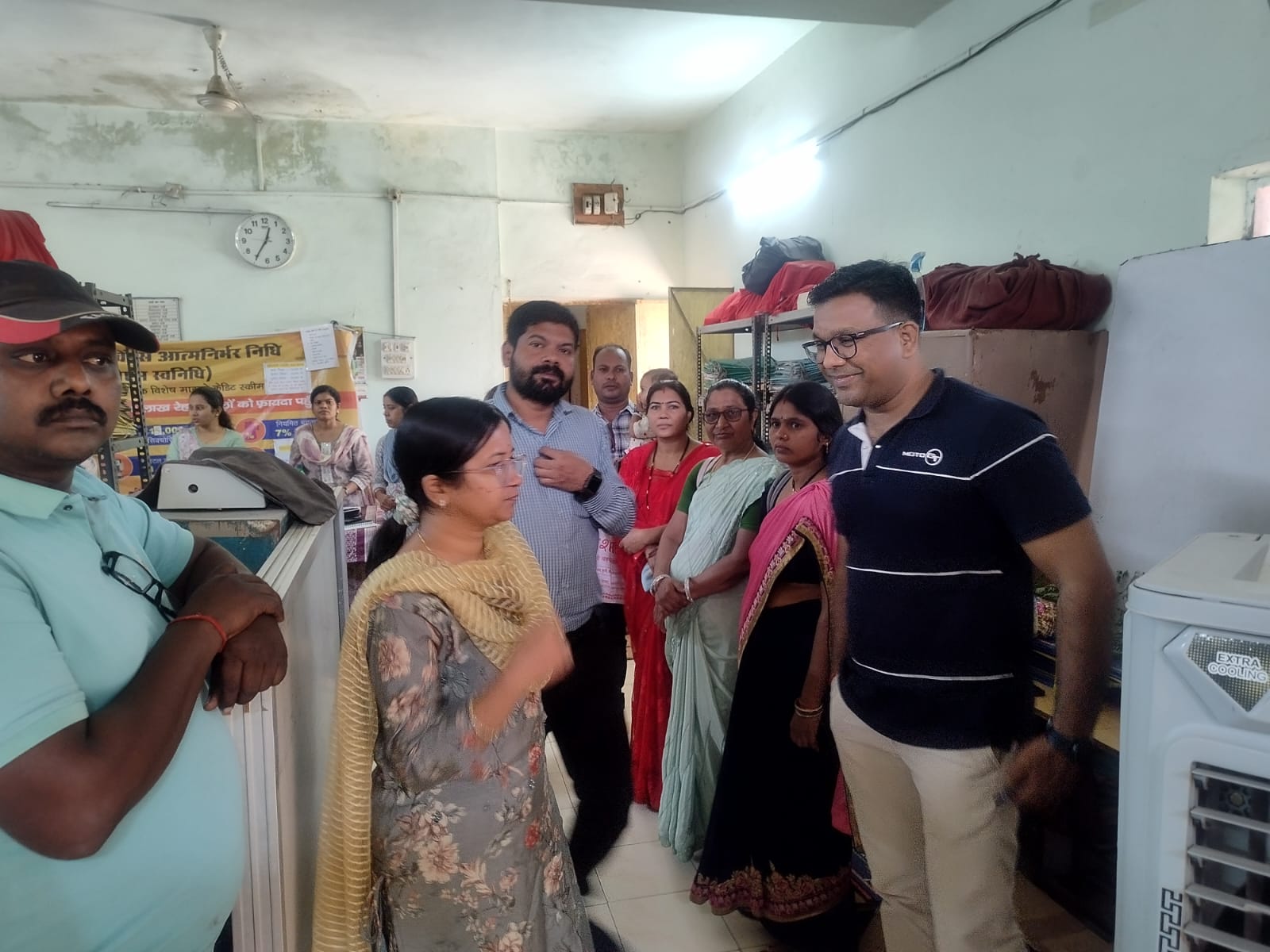 शिविर का निरीक्षण करती हुई आयुक्त प्रिया गोयल।