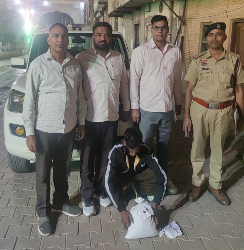 पकड़ा गया गांजा तस्कर।