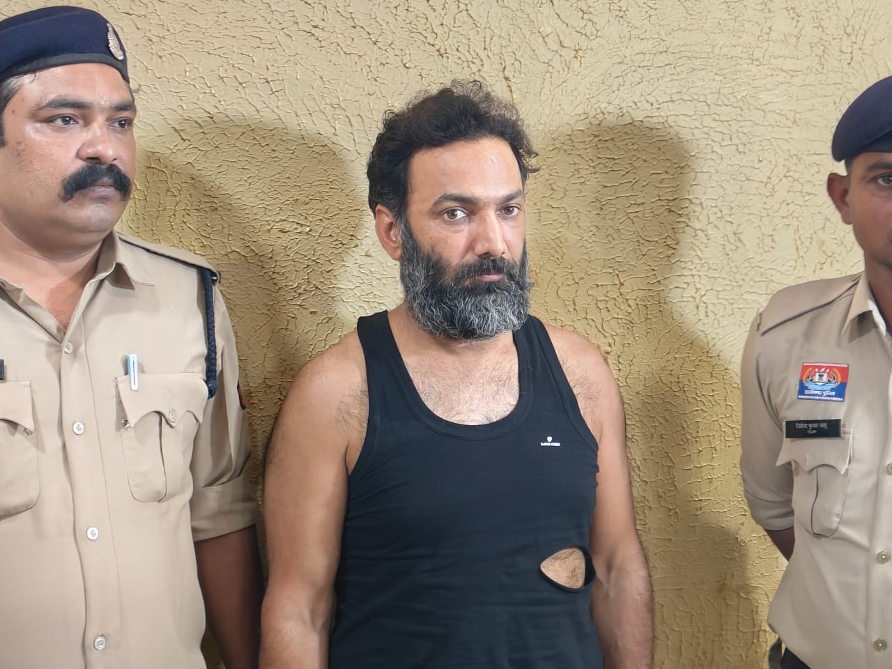 लगभग 06 माह से फरार आरोपी वीरेन्द्र सिंह तोमर उर्फ रूबी गिरफ्त में