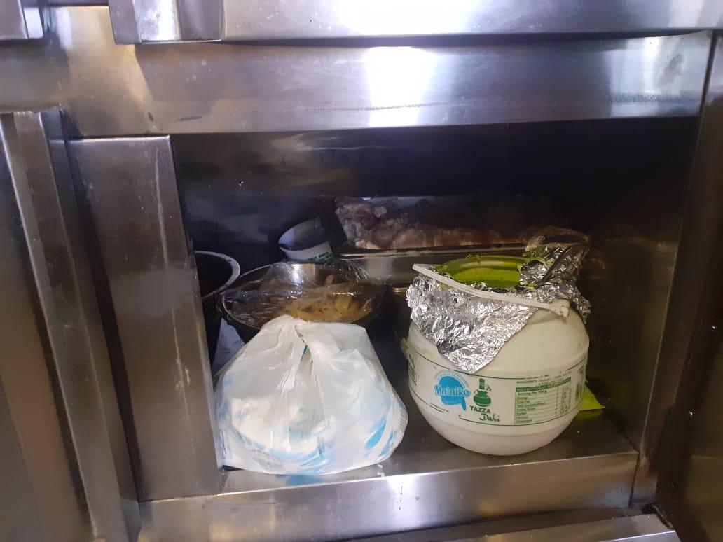 फूड सेफ्टी टीम ने किया लिक-अ-चिक रेस्टोरेंट के किचन का निरीक्षण