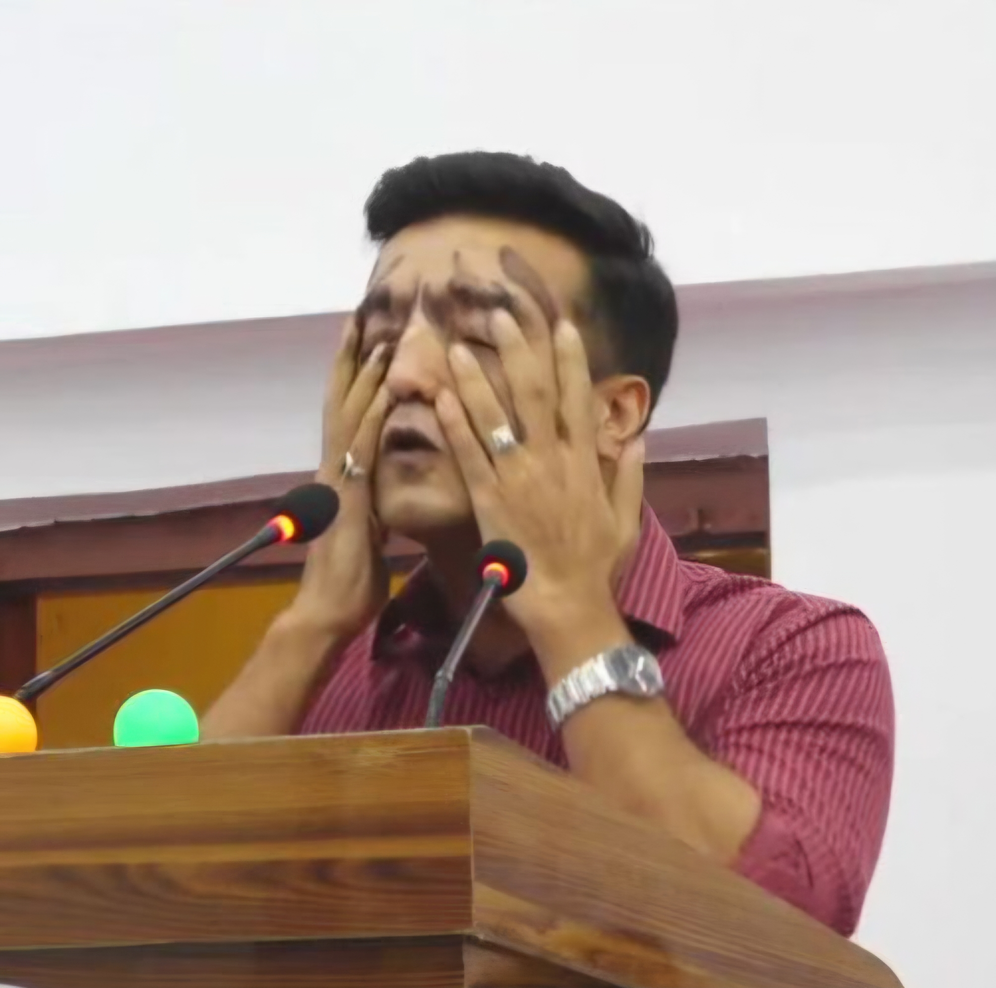 प्रदेश सभा में अपने मुंह पर कालिख पोतते हुए विधायक