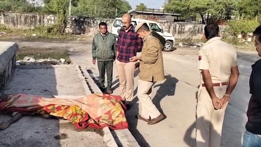 चित्तौड़गढ़ शहर की सब्जी मंडी में शव मिलने की सूचना के बाद मौके पर पहुंचे पुलिस उप अधीक्षक।