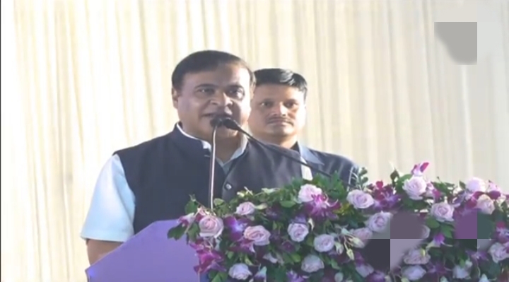 मुख्यमंत्री सरमा 5,550 टीईटी पास अभ्यर्थियों को नियुक्ति पत्र सौंपे जाने के बाद कार्यक्रम को संबोधित करते हुए।