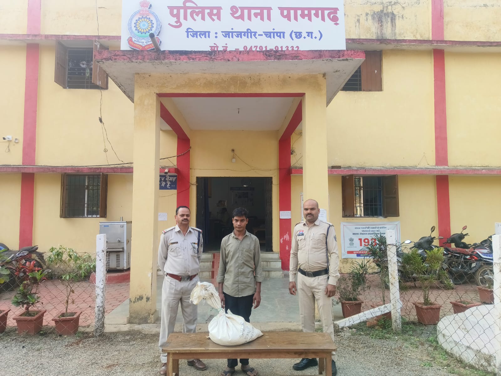 जांजगीर चांपा पुलिस ने 16 लीटर अवैध कच्ची महुआ शराब के साथ एक आरोपी को किया गिरफ्तार जांजगीर चांपा पुलिस ने 16 लीटर अवैध कच्ची महुआ शराब के साथ एक आरोपी को किया गिरफ्तार