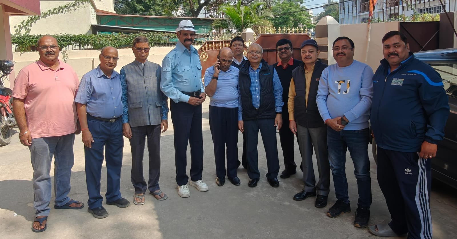 बैठक के दौरान समिति के सदस्यगण और स्थानीय लोग