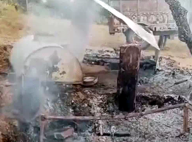 मासूम की टैंक में ही तड़प-तड़पकर चली गयी जान, इकलौते बेटे का शव देख मां-बाप का राे-राेकर बुरा हाल मासूम की टैंक में ही तड़प-तड़पकर चली गयी जान, इकलौते बेटे का शव देख मां-बाप का राे-राेकर बुरा हाल