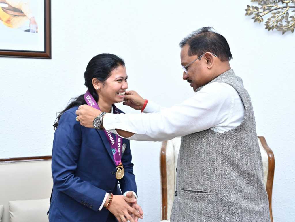 भारतीय महिला क्रिकेट टीम की फिजियोथेरेपिस्ट आकांक्षा सत्यवंशी की मुख्‍यमंत्री साय से सौजन्‍य मुलाकात