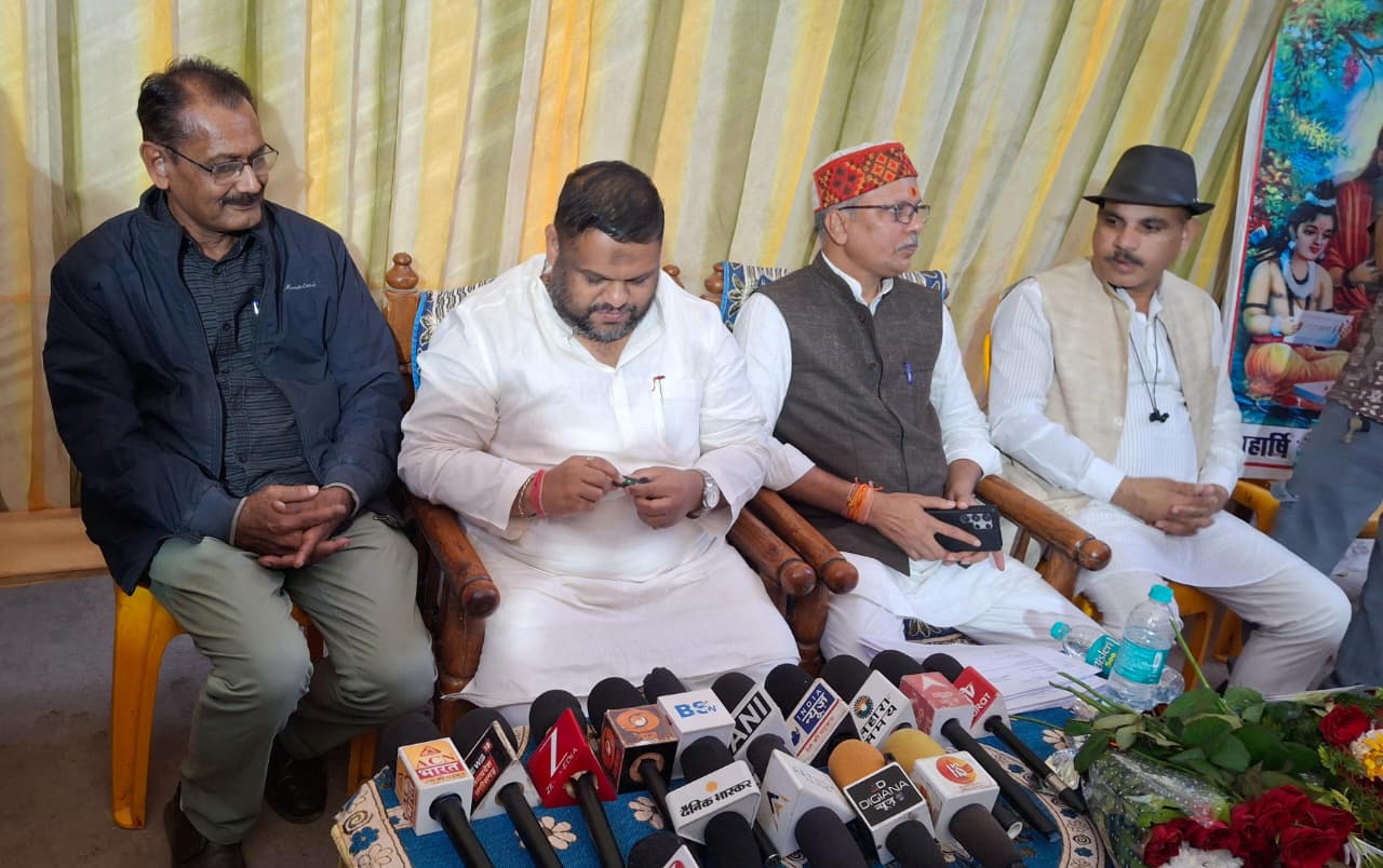 दमोह-मुकेश नायक बुढे व्यक्ति और बेराजगार अजय लाल को बचाने लिये पैसे-कानून गो