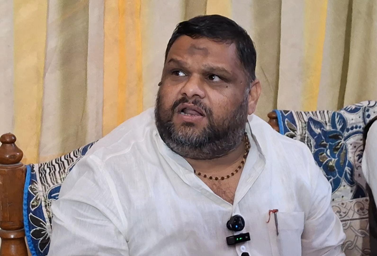 दमोह-मुकेश नायक बुढे व्यक्ति और बेराजगार अजय लाल को बचाने लिये पैसे-कानून गो