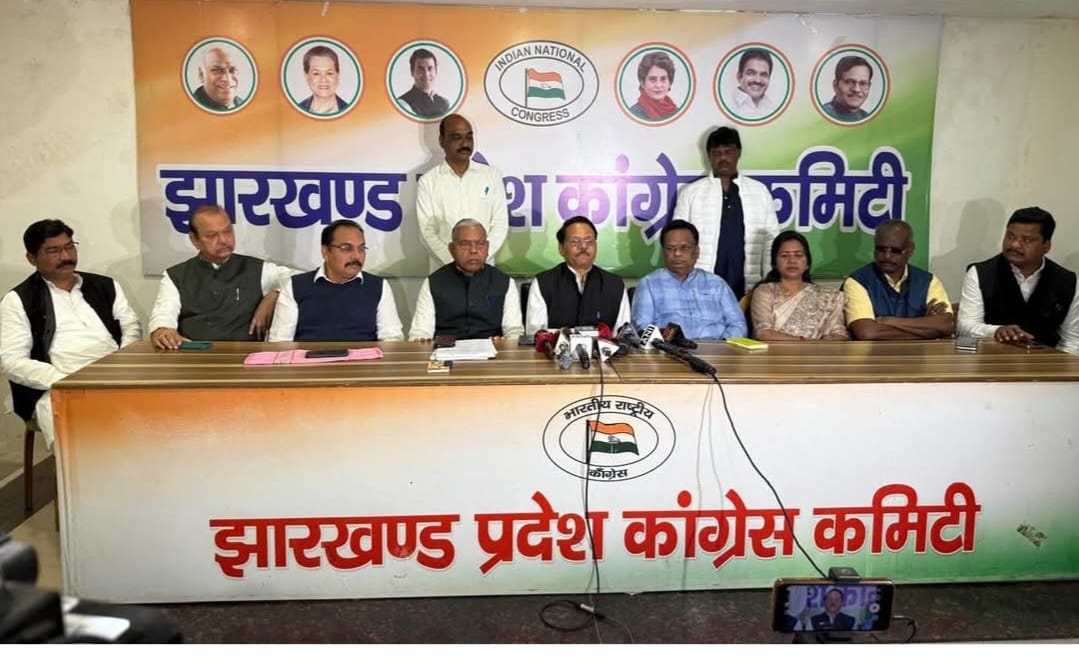 कांग्रेस की प्रेस वार्त्ता में मौजूद नेता कांग्रेस की प्रेस वार्त्ता में मौजूद नेता