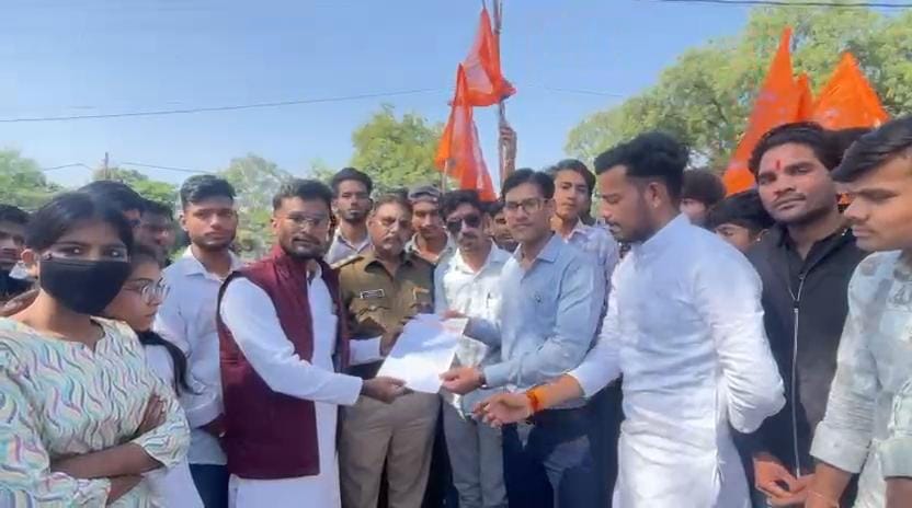 अभाविप ने कार्रवाई की मांग को लेकर सौंपा ज्ञापन