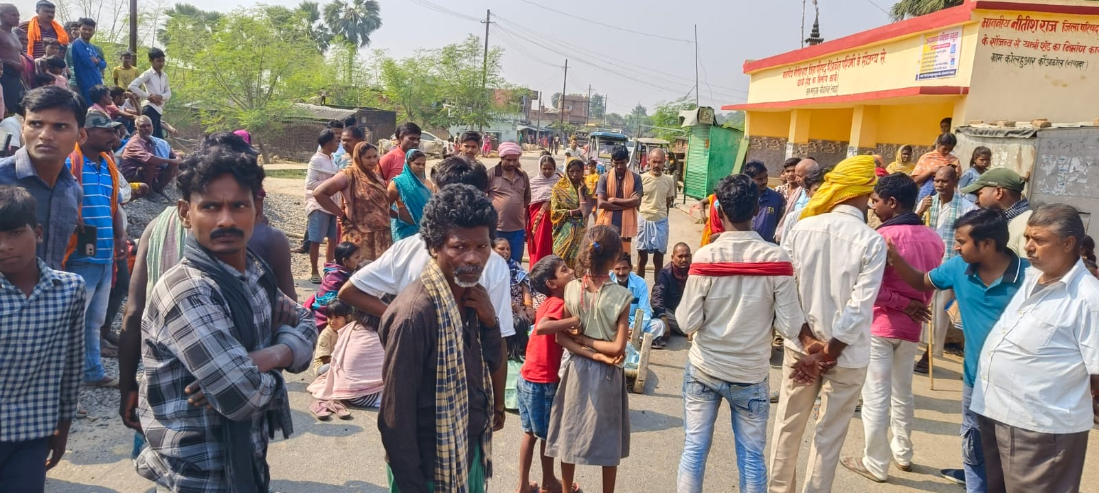 सड़क जाम करते ग्रामीण