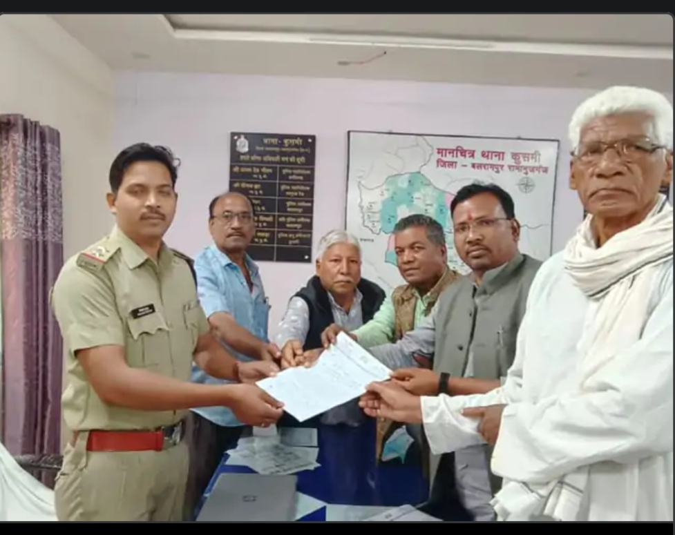 ज्ञापन सौंपते