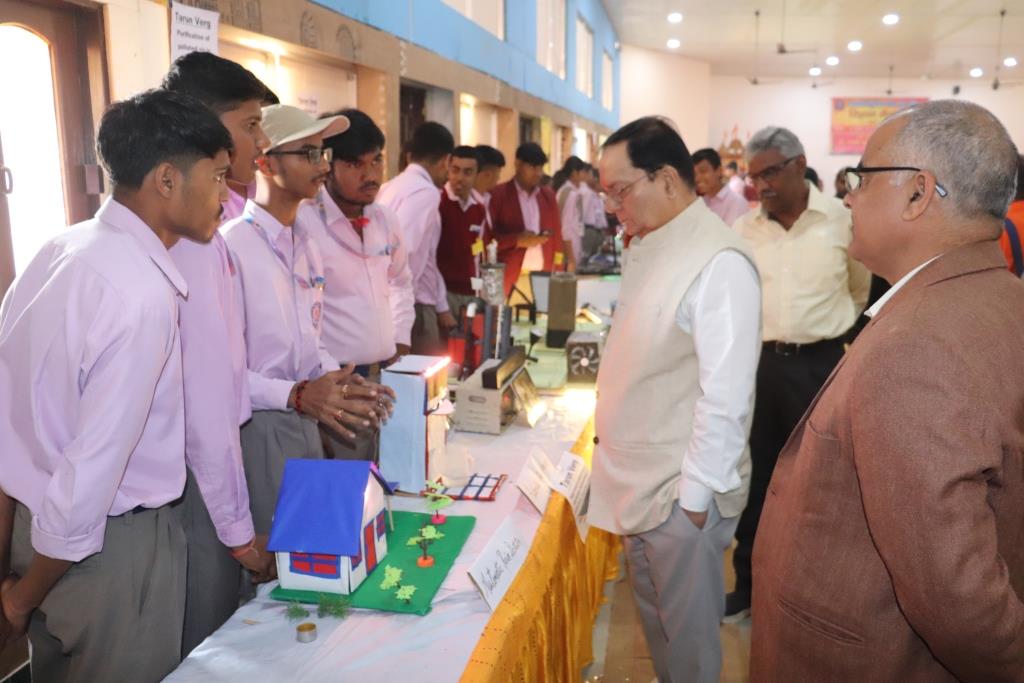 बच्चों के बनाएं गए विज्ञान मॉडल देखते अतिथिगण बच्चों के बनाएं गए विज्ञान मॉडल देखते अतिथिगण