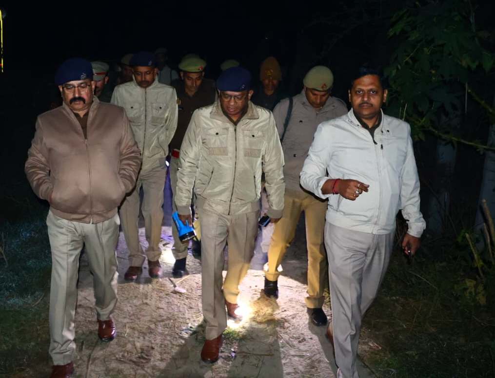 घटना की जांच करते एसपी समेत अन्य पुलिस अधिकारी