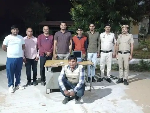 लिंग जांच करते पकड़ा लिंग जांच करते पकड़ा