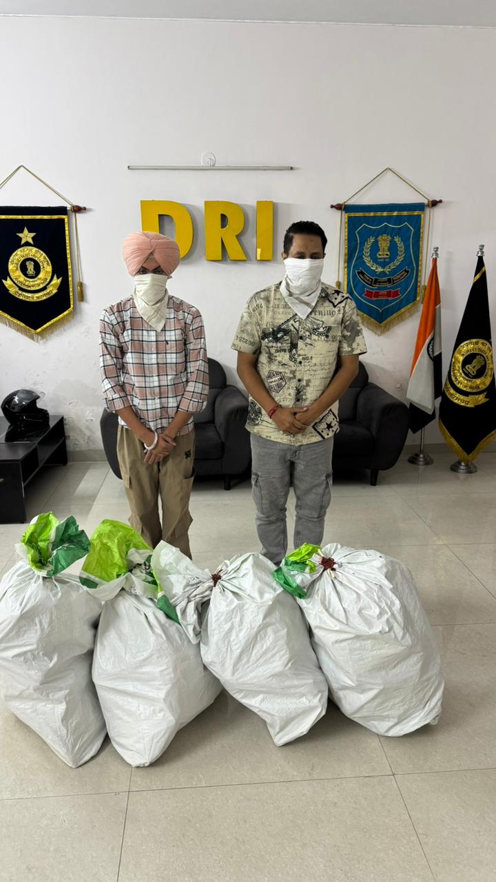 डीआरआई द्वारा अमृतसर हवाई अड्डे से गिरफ्तार आराेपी नशीले पदार्थ के साथ