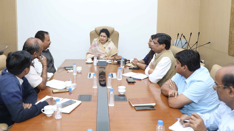 विकास कार्यों की समीक्षा बैठक