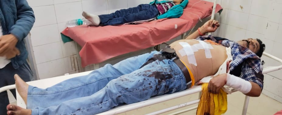 चाकू बाजी में घायल युवक हॉस्पिटल में चाकू बाजी में घायल युवक हॉस्पिटल में