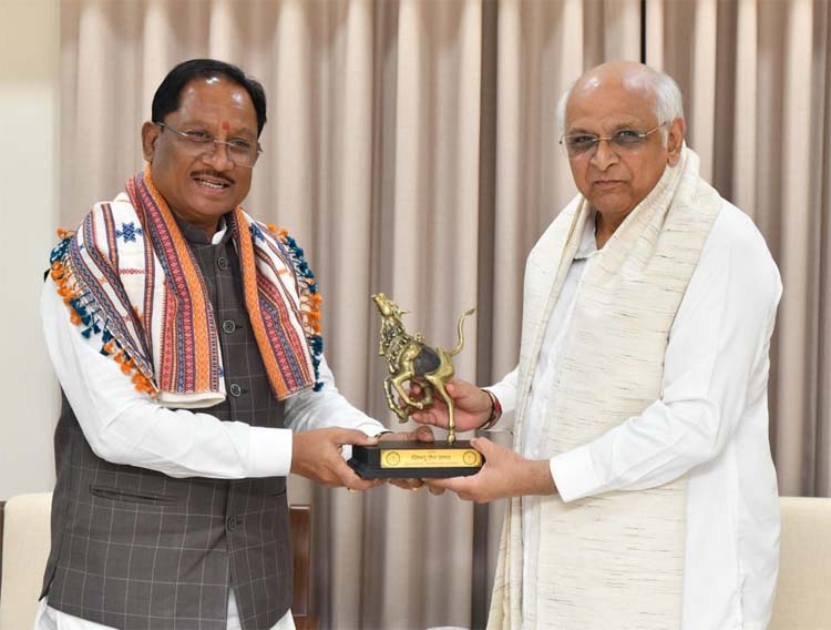 मुख्यमंत्री साय ने गुजरात के मुख्यमंत्री भूपेंद्र पटेल से सौजन्य भेंट की